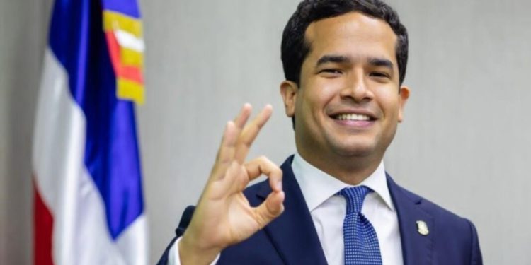 Omar Fernández se reúne con altos ejecutivos de Amazon para proyectos de inversión en RD