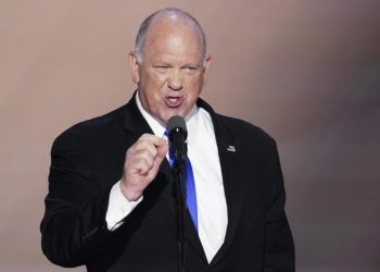 El zar fronterizo de Trump dice al papa Francisco que "se centre en la iglesia católica”