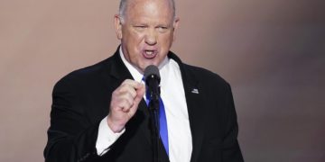 El zar fronterizo de Trump dice al papa Francisco que "se centre en la iglesia católica”