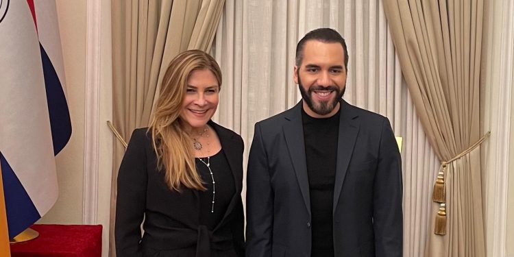 Carolina Mejía participa en reunión con el presidente Nayib Bukele