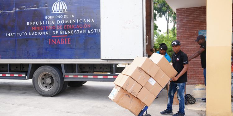 INABIE garantiza a tiempo útiles y uniformes para alrededor de 2 millones de estudiantes en los próximos años escolares