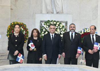 JCE deposita ofrenda floral en el Altar de la Patria con motivo a el 181 aniversario de la Independencia Nacional