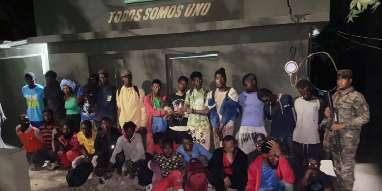 Ejército retiene dos vehículos dejados abandonados con haitianos indocumentados en Valverde