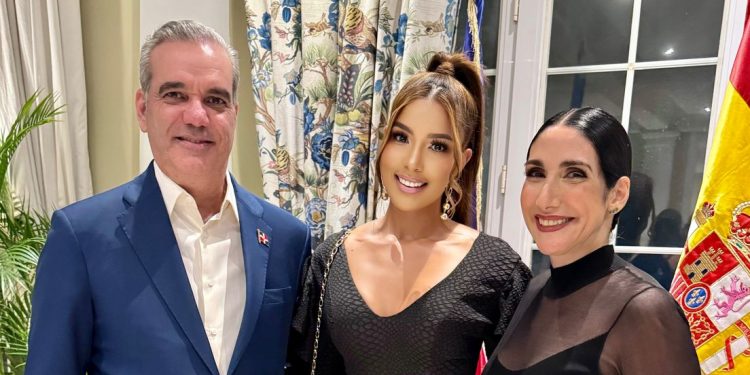 Sarodj junto al presidente Luis Abinader y la Primera Dama