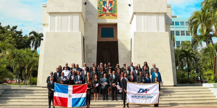 Departamento Aeroportuario rinde honor a héroes de la Patria con ofrenda floral