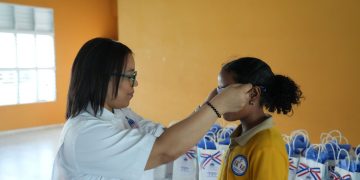 Estudiantes con afecciones visuales mejoran su aprendizaje gracias a la entrega gratuita de lentes del INABIE