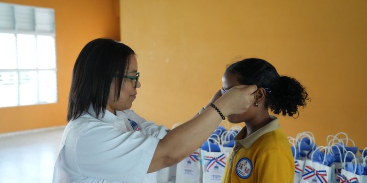 Estudiantes con afecciones visuales mejoran su aprendizaje gracias a la entrega gratuita de lentes del INABIE