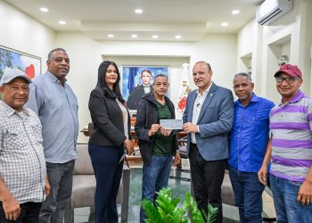 Alcaldía de Santiago entrega segunda partida de recursos a grupos de lechones para el Carnaval 2025