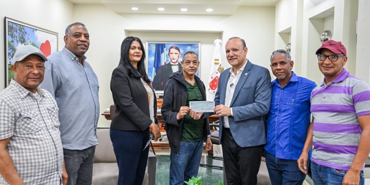 Alcaldía de Santiago entrega segunda partida de recursos a grupos de lechones para el Carnaval 2025
