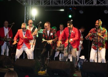 Más de 400 personas disfrutaron de una noche mágica con Los Hermanos Rosario en Neptunos