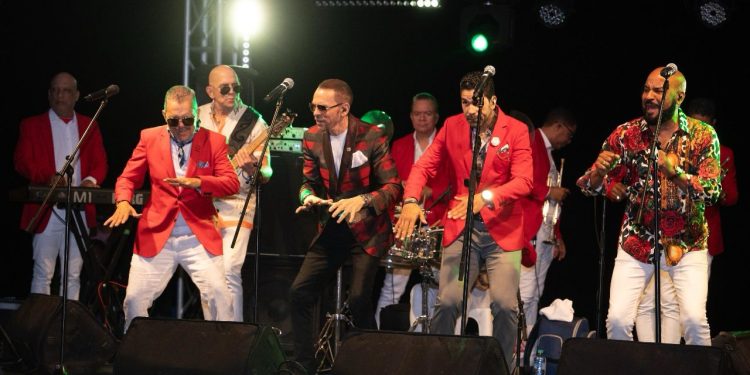 Más de 400 personas disfrutaron de una noche mágica con Los Hermanos Rosario en Neptunos