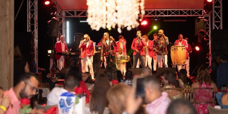 Más de 400 personas disfrutaron de una noche mágica con Los Hermanos Rosario en Neptunos