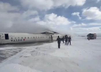 Avión de pasajeros Delta sufre accidente al aterrizar en Toronto