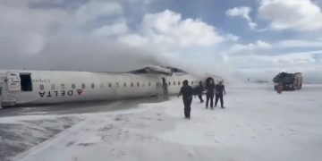 Avión de pasajeros Delta sufre accidente al aterrizar en Toronto