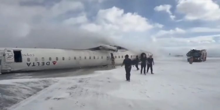 Avión de pasajeros Delta sufre accidente al aterrizar en Toronto