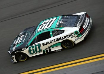 Auto vuela por los aires en medio de la mítica carrera de las 500 millas en Daytona