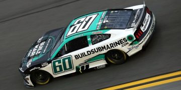 Auto vuela por los aires en medio de la mítica carrera de las 500 millas en Daytona