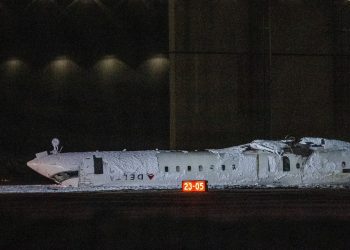 Así se volcó avión que dejó al menos 15 heridos en Toronto; investigan las causas
