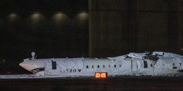 Así se volcó avión que dejó al menos 15 heridos en Toronto; investigan las causas
