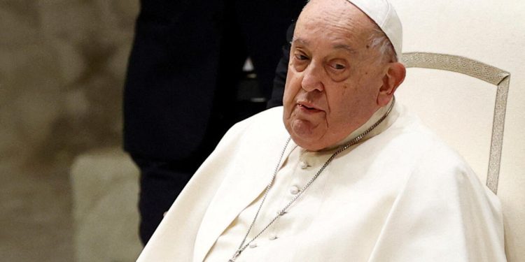 Papa Francisco presenta "una ligera mejoría" en su sexto día de hospitalización