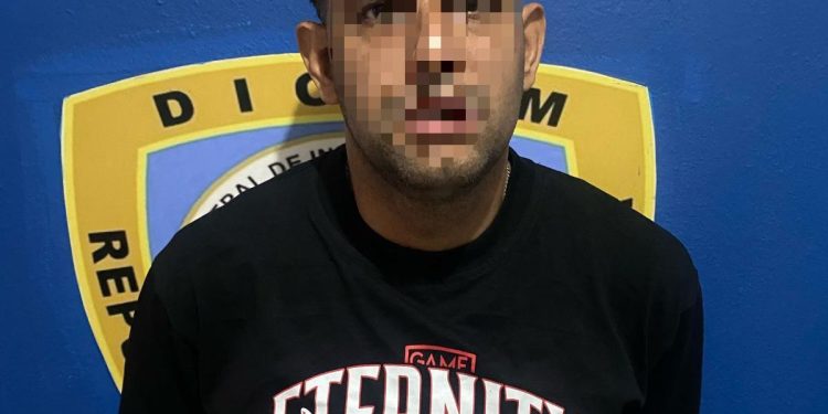 Policía Nacional apresa a hombre por robo a mano armada en agencia de motocicletas en Santiago