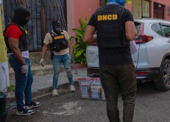 Detienen hombre vinculan a decomiso de 20 paquetes de drogas en SDN