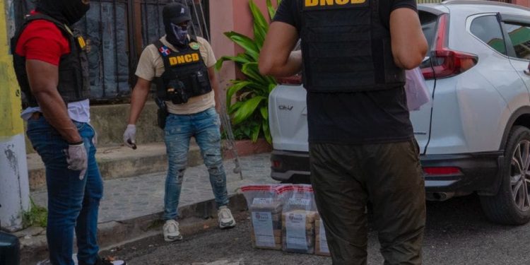 Detienen hombre vinculan a decomiso de 20 paquetes de drogas en SDN