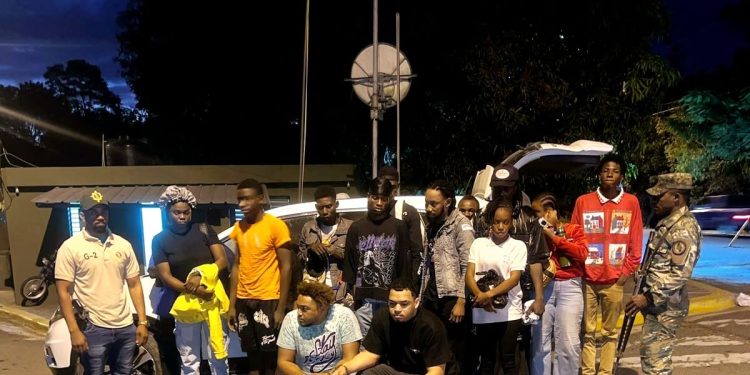 ERD arresta a seis dominicanos y dos haitianos por transportar indocumentados