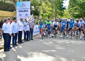 Ministros Kelvin Cruz y Andrés Bautista dan inicio a la vuelta ciclistca independencia