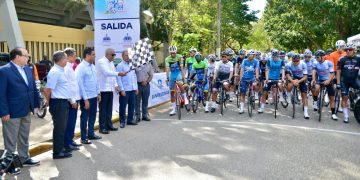 Ministros Kelvin Cruz y Andrés Bautista dan inicio a la vuelta ciclistca independencia