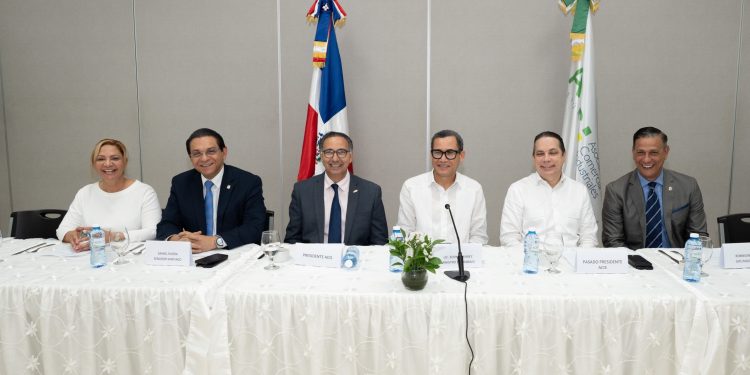 Entidades abordan programas de empleo, reforma laboral y la propuesta de aumento salarial