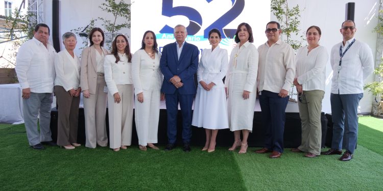 Aguilera resalta fortaleza de Refidomsa en su 52 aniversario; reconoce a empleados destacados