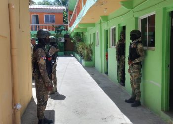 Ejército y Migración requisan hotel en Montecristi, detienen indocumentados y ocupan porciones de sustancias narcóticas