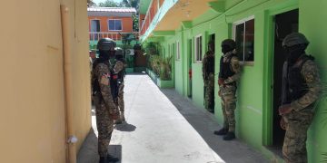 Ejército y Migración requisan hotel en Montecristi, detienen indocumentados y ocupan porciones de sustancias narcóticas