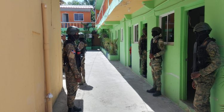 Ejército y Migración requisan hotel en Montecristi, detienen indocumentados y ocupan porciones de sustancias narcóticas