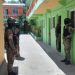 Ejército y Migración requisan hotel en Montecristi, detienen indocumentados y ocupan porciones de sustancias narcóticas