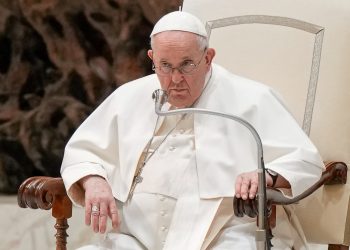 Vaticano informa que el papa Francisco sigue en estado crítico