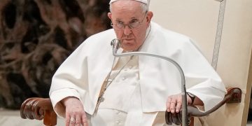 Vaticano informa que el papa Francisco sigue en estado crítico
