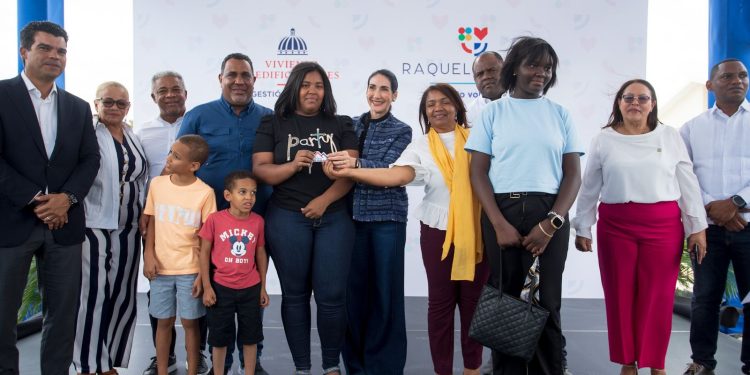 Primera Dama Raquel Arbaje y el MIVED entregan nuevas viviendas en Las Matas de Farfán