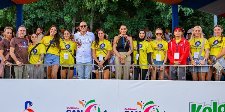 Santiago celebra por todo lo alto tercer domingo de carnaval con apoyo masivo de turistas