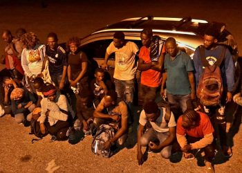 Ejército arresta a dominicano con medida de coerción transportando a 20 indocumentados en una jeepeta