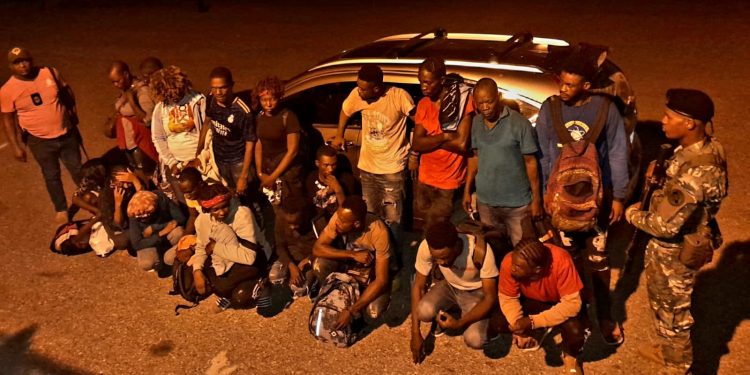 Ejército arresta a dominicano con medida de coerción transportando a 20 indocumentados en una jeepeta