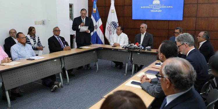 Gobierno anuncia aumento salarial de 20% al sector privado no sectorizado