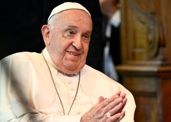 El Vaticano informó que el papa Francisco “pasó una noche tranquila” y continúa bajo observación médica