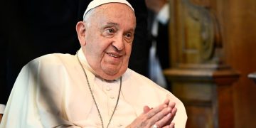El Vaticano informó que el papa Francisco “pasó una noche tranquila” y continúa bajo observación médica
