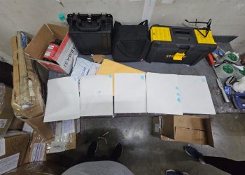 Otra modalidad: Ocupan 39 hojas de papel y folder triturados impregnados con cocaína