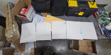 Otra modalidad: Ocupan 39 hojas de papel y folder triturados impregnados con cocaína