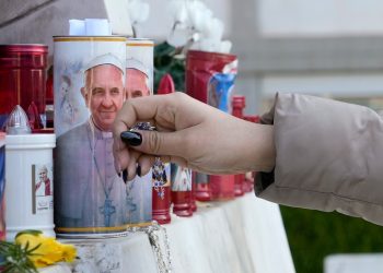 El papa Francisco pasa una noche tranquila y sigue descansando tras dejar atrás la fase crítica