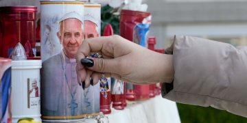 El papa Francisco pasa una noche tranquila y sigue descansando tras dejar atrás la fase crítica