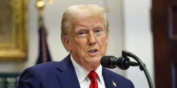 Donald Trump dice que, para volver al diálogo, Zelenski debe hablar de paz sin atacar a Putin